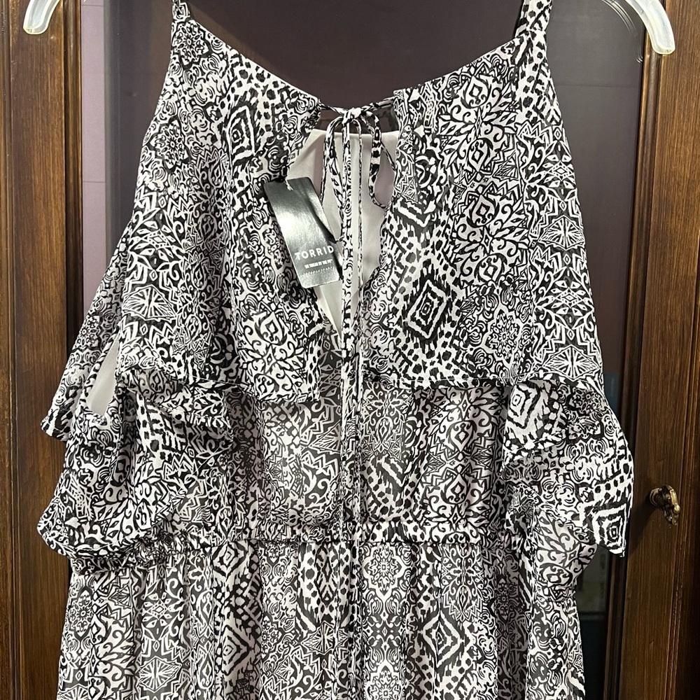 TORRID SZ 1 BLACK AND WHITE LONG LINED MAXI DRESS *BRAND NEW* - Picture 7 of 9